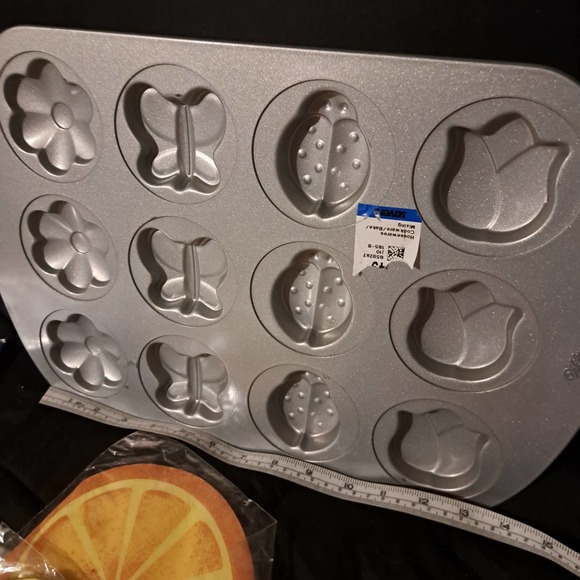 NEW- SPRING IN WINTER PARTY-WILTON Spring Cake-Cookie Pan PLUS - Picture 2 of 10